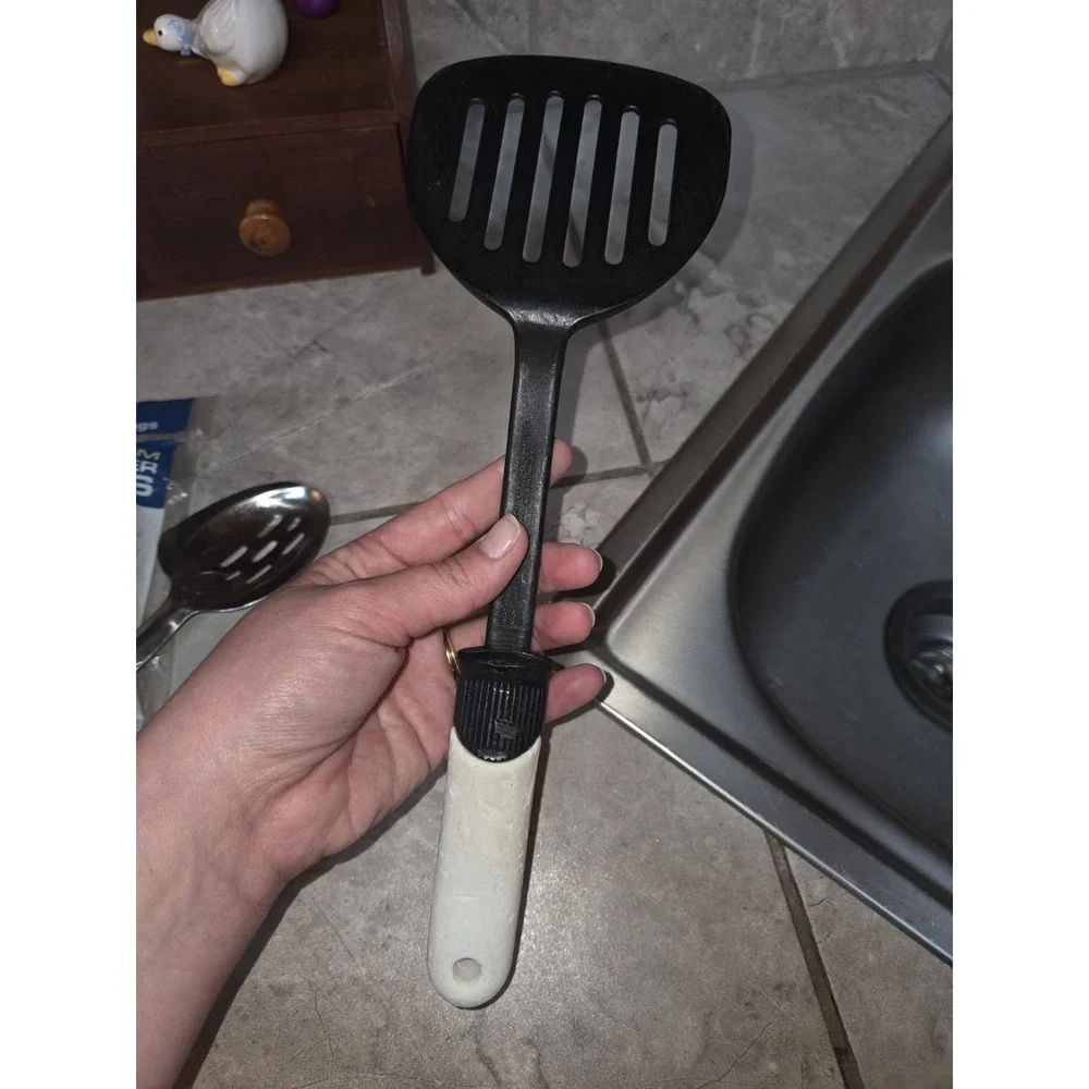 Ekco Slotted Turner Vintage Nylon Slotted Spatula Black - Melt Marks Shown‎